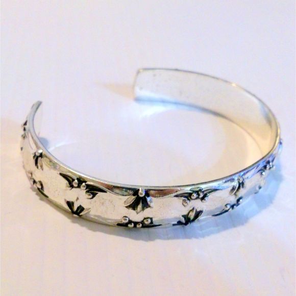 Vintage Avon Antiqued Embossed Silver Tone Cuff Bracelet * - Picture 2 of 4